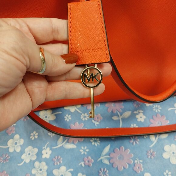 3253 Large Michael Kors Hamilton Leather Satchel Bag. - Picture 3 of 15